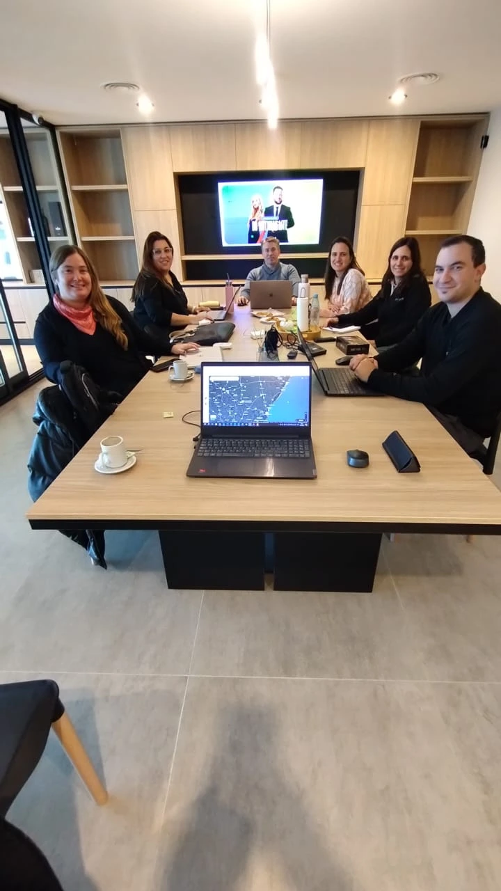 Kairos compartiendo una reunión de trabajo con un cliente